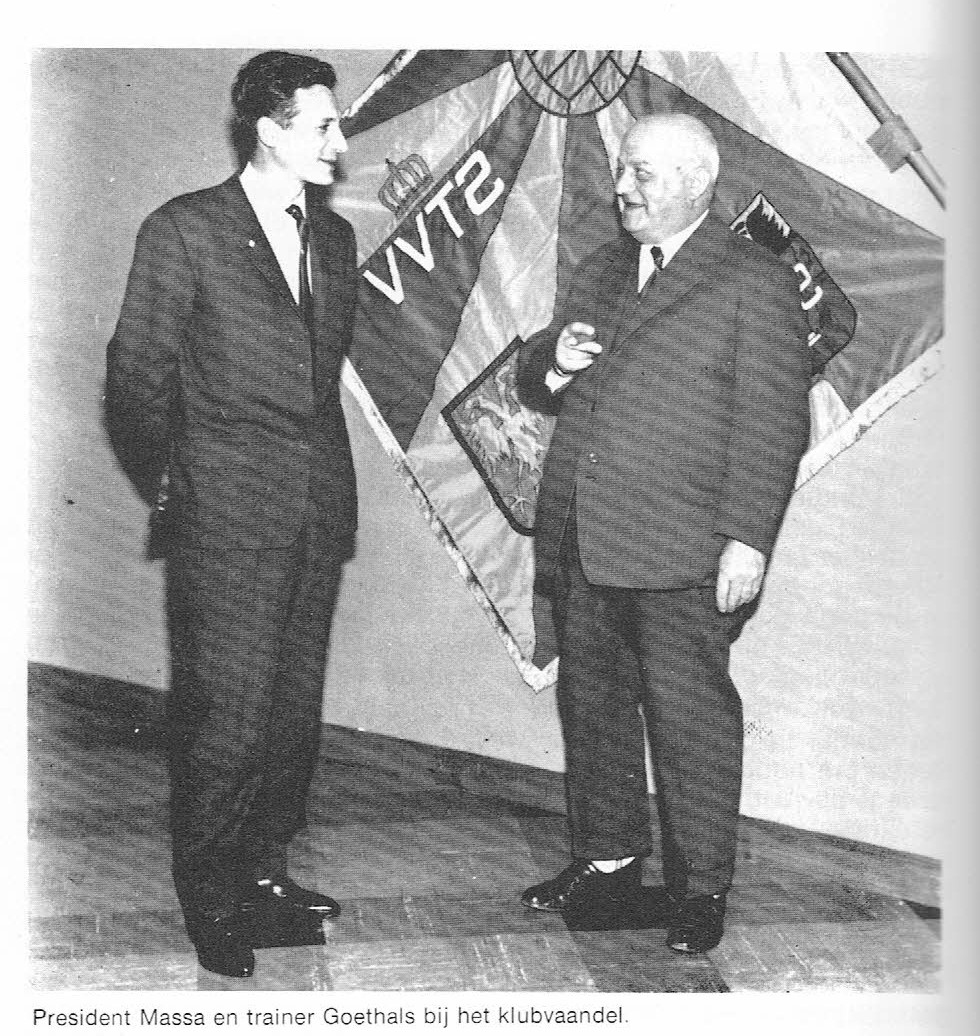 Raymond Goethals en voorzitter Paul  Massa (bron boek 50j STVV)